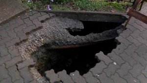 V Zborove nad Bystricou sa prepadol na zastávke chodník