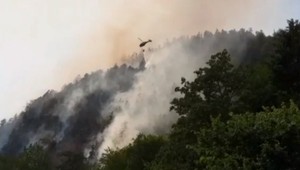 FOTO: V Rakúsku bojujú hasiči s rozsiahlym požiarom. Hasia zo vzduchu, terén je nebezpečný