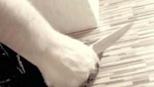 Zdrogovaný a opitý muž bodol priateľku