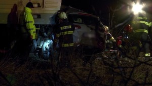 Tragická zrážka vlaku s autom. Nehodu neprežili dvaja ľudia