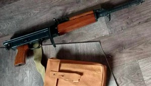 So samopalom chcel vtrhnúť na úrad vlády. Polícia prišla k nemu domov