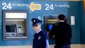 Na Cypre zdania vklady, v Grécku musia prepúšťať