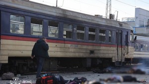 FOTO: Ruský dron zasiahol železničnú stanicu v Dnipre. Zahynulo najmenej 14 ľudí