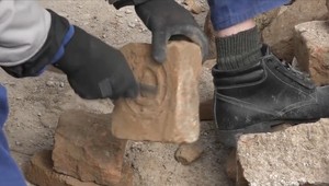 Za odmenu na vykopávky: Odsúdení pomohli archeológom triediť tehly z rôznych období