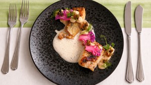 Sivoň na masle s karfiolovo-miso pyré a beurre blanc omáčkou