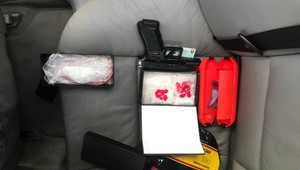 Pád kamaráta do šachty sa mužovi stal osudným. Po príchode policajtov mu v aute našli obrovské množstvo drog