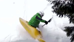 Saltá v lodi na snehu. Peter Csonka predvádza dychvyrážajúe kúsky