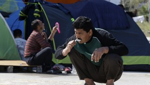 Migranti nechcú odísť do nových táborov. Sú v lese a plné hadov, hovoria