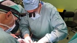 Slovenskí kardiochirurgovia vykonali svetovo unikátnu operáciu srdca