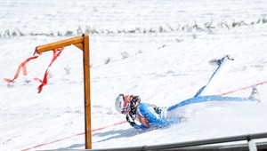 Strašný pád skokana na lyžiach. Z mostíka šiel rovno do nemocnice