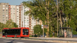 Muž, ktorý v Bratislave napadol mladých medikov na zastávke, je vo väzbe