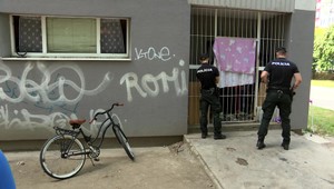 Neznesiteľný hluk, konflikty a vyhrážky. Susedom robí peklo dvadsať ľudí v jednom byte