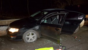 Muža, ktorého policajti museli zastaviť výstrelmi do pneumatík, už obvinili