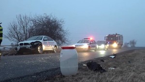 Šmykľavé ráno v Rimavskej Sobote. Vodičov trápila hmla a neposypané cesty