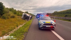 Kamión zišiel z diaľnice a skončil mimo cesty: Vodiča sa nepodarilo zachrániť