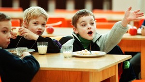 Exkluzívny prieskum agentúry AKO pre TV JOJ 24: Mala by vláda poskytovať žiakom obedy zadarmo?