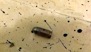 Rodinu terorizuje neznámy človek. Na prahu dverí našli ostré náboje