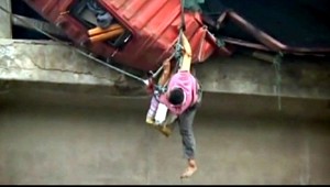 VIDEO: Muž visel po havárii hodiny z mostu