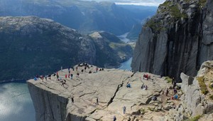 Slávna nórska skala pôsobí v tomto videu viac než desivo