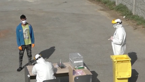 Vojenskí zdravotníci pokračujú v testovaní osád. V oplotenom areáli v Hermanovciach otestovali 10 ľudí