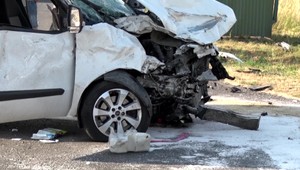 Vodič nedal prednosť dodávke na hlavnej ceste, nehodu neprežil. Manželský pár z druhého vozidla skončil v nemocnici