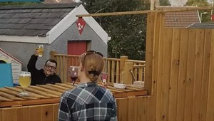 Susedia si otvorili spoločnú záhradnú krčmu so sociálnym odstupom