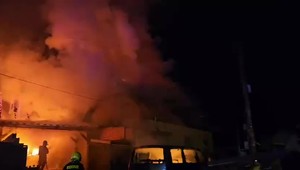 Nočný požiar altánku poškodil susediaci dom. 43-ročný muž utrpel popáleniny