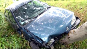 Auto s dvoma opitými ženami zastavil až strom