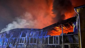 Halu v Moravskom Svätom Jáne zachvátili plamene, ozval sa aj výbuch