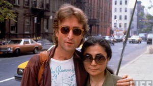 Vydražia klobúk a slnečné okuliare Johna Lennona