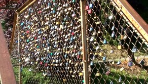 Bojnický zámok si obľúbili najmä zaľúbenci. Je ich toľko, že hrozí spadnutie mosta