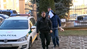 Skupinu mladých ľudí napadol sekerou a následne ich dokopal. Teraz sa postavil pred súd