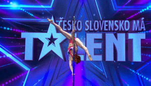 Aj ja mám toľko svalov? Jakub sa nevie vynadívať na vystúpenie sexi poledancerky!