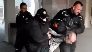 Muž si nechcel nasadiť rúško na úrade, polícia ho doslova vyniesla. Môže si za to sám, bráni sa polícia
