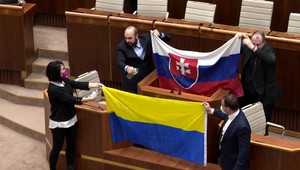 Incident s Ukrajinskou vlajkou v parlamente skončil takmer diplomatickým škandálom