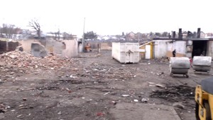 Mesiac žili v kine. Ich domy zhoreli, nové si musia postaviť