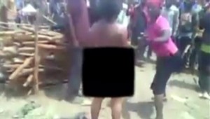 Ženu verejne znásilnili, zbičovali a odrezali jej hlavu. Lebo obslúžila nepriateľa