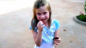 VIDEO: Pražená tarantula? Dievčatko sa do nej schuti zahryzlo