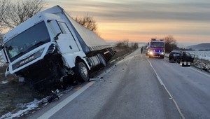 Zrážku osobného auta s kamiónom neprežil 57-ročný vodič