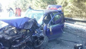 Nehoda auta s kamiónom zablokovala celý úsek cesty