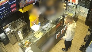 VIDEO: Incident v prevádzke rýchleho občerstvenia. Mladík sa chcel vymočiť na pult