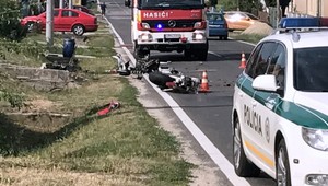 Motorku po nehode roztrhlo na tri časti. Jej vodič (31) silný náraz neprežil