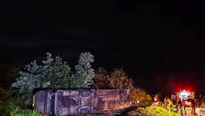 Pri nehode autobusu v horskej oblasti zahynulo najmenej osem ľudí