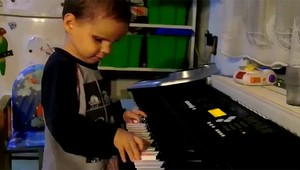 Slepý chlapček: Má len tri roky a hrá na klavír ako profík!
