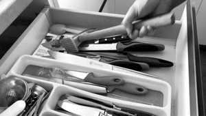 Na matku zaútočila dcéra sekáčikom. Mala jej spôsobiť vážne rany na rukách aj bruchu