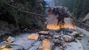 Cesta do Vrátnej doliny bola uzatvorená. Na cestu spadli veľké kusy skál