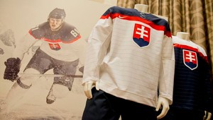 FOTOGALÉRIA. Na nových dresoch hokejistov sú slová štátnej hymny