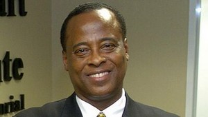 Jacksonov lekár poprel obvinenie z neúmyselného zabitia