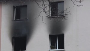 Pri požiari bytu zomrela jedna osoba. Hasičom komplikuje hasenie dym