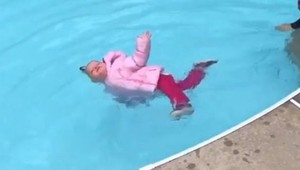 Video z kurzu plávania šokovalo ľudí: Dovolili by ste, aby TO spravili vášmu dieťaťu?